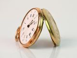 une montre de poche en or avec des chiffres romains