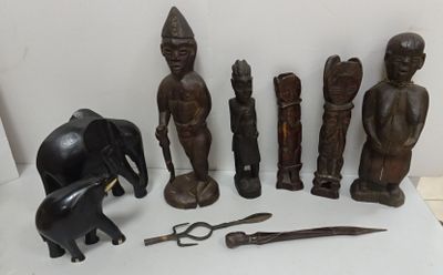 Lot de sujets et bibelots en bois sculpté.