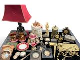 un plateau sur lequel se trouvent de nombreux objets