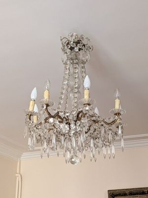 un lustre suspendu au plafond d'un salon