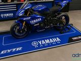 une moto Yamaha bleue exposée dans un showroom
