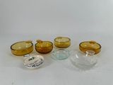 de nombreux bols en verre et autres bols posés sur une table
