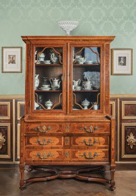 un meuble en bois avec une porte en verre au milieu d'une pièce