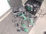 de nombreux outils posés à même le sol