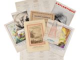 beaucoup de vieux livres posés sur la table