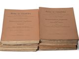 plusieurs livres sont empilés sur une surface blanche