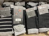 six paires de chaussettes pour homme dans une boîte, avec leurs étiquettes