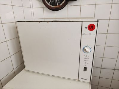 un four à micro-ondes blanc posé sur un plan de travail blanc