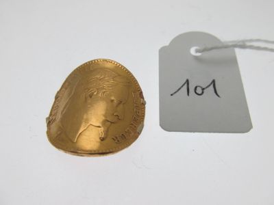 gros plan d'une pièce d'or portant une étiquette de prix