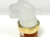 deux figurines en verre représentant un chien, posées sur un socle doré