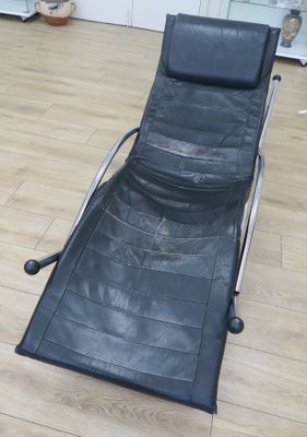 une chaise longue en cuir noir dans un salon