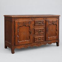 Buffet en chêne sculpté, ouvrant par deux vantaux et par tro… (photo 2)