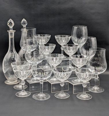 beaucoup de verres à vin et une carafe sur la table