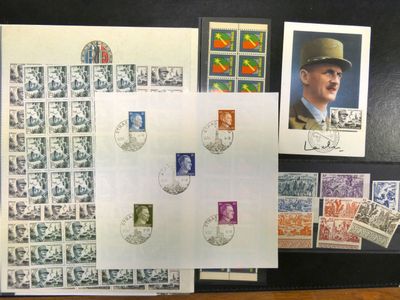 une photo d'une collection de timbres sur une table