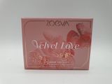 gros plan d'une boîte de parfum sur une surface blanche
