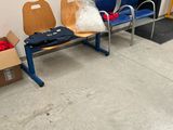 trois chaises dans une salle d'attente, sur lesquelles sont posés des sacs contenant diverses affaires