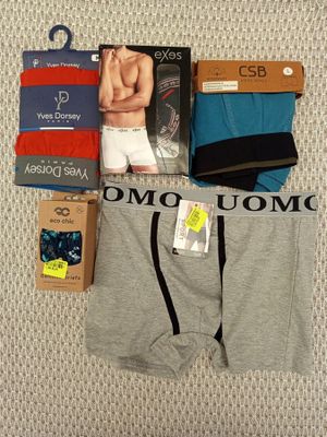 Des sous-vêtements pour hommes sont disposés sur un lit