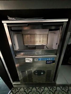 une photo d'une machine à glaces professionnelle dans une cuisine