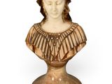 buste en marbre représentant une femme vêtue d'une robe à volants, sur fond blanc