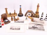 de nombreux types de phares exposés sur la table