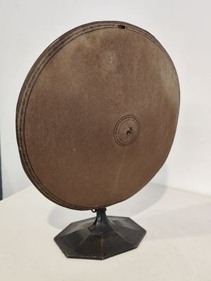 un petit objet rond posé sur un socle, sur une table