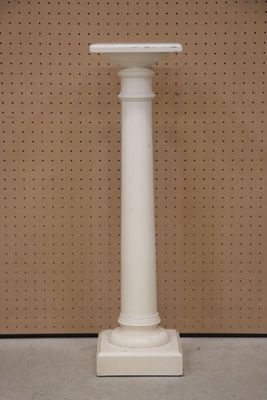 Colonne en bois laqué gris. H. :101 cm.