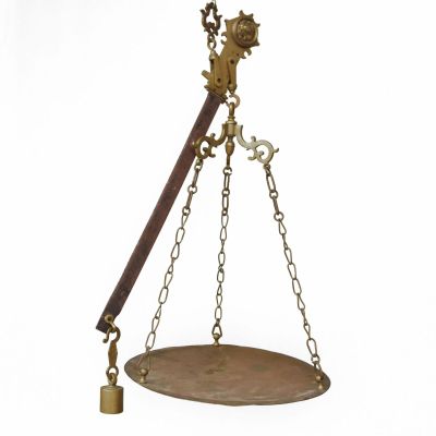 Balance romaine en bronze et laiton à décor de têtes de merc…