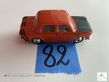 une petite voiture posée sur un ruban bleu