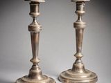 une paire de bougeoirs anciens en argent sur fond gris