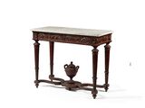 une table au plateau en marbre sur laquelle est posé un vase