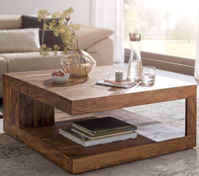 une table basse sur laquelle sont posés des livres et un vase