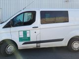 une camionnette blanche garée dans un parking