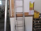 une échelle appuyée contre un mur dans une pièce