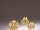 une paire de boucles d'oreilles en or et diamants sur fond blanc