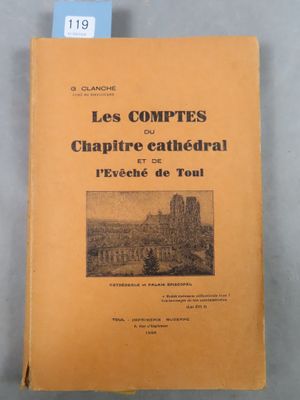un vieux livre avec une image de château en arrière-plan