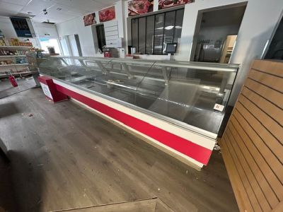 une photo d'une vitrine réfrigérée dans un magasin