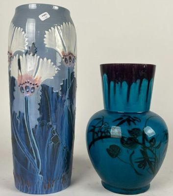 deux vases posés l'un à côté de l'autre sur une table