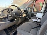 une voiture équipée d'un volant et d'un document posé sur le siège conducteur