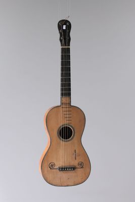 une guitare acoustique suspendue au plafond
