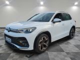 un SUV Volkswagen blanc garé dans une grande pièce