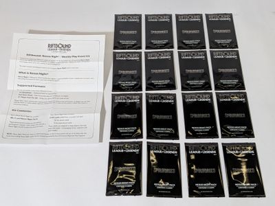 beaucoup de cartes de visite en noir et blanc posées sur une table