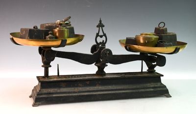 une balance posée sur une table, avec deux bols dessus