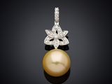 un pendentif composé d'une perle de culture et de diamants