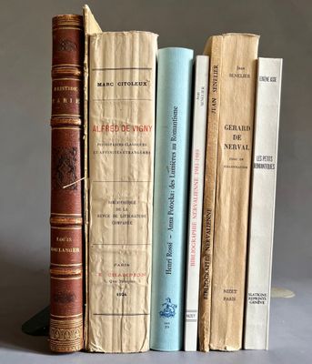 plusieurs vieux livres sont empilés sur une table