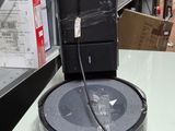 un robot assis sur une table