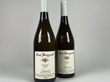 deux bouteilles de vin posées l'une à côté de l'autre sur une table