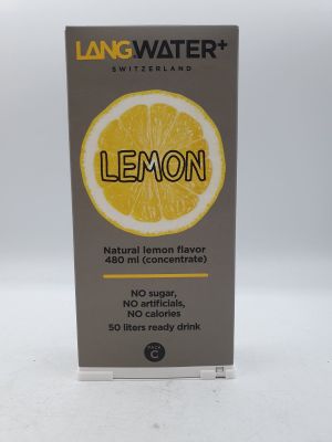 La boîte de jus de citron est posée sur une surface blanche
