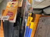 beaucoup de stylos et de crayons posés sur un bureau