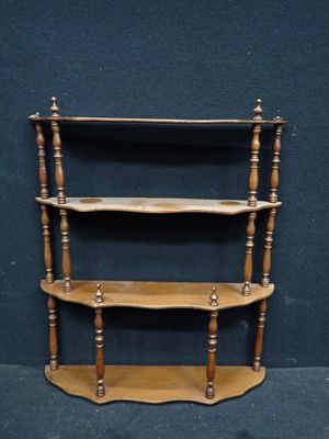 une étagère en bois comportant trois tablettes de chaque côté