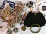 beaucoup de bijoux sur une surface blanche